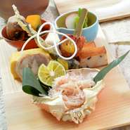 佐渡おけさ蟹を始め、その時季に獲れる旬の魚介や季節の野菜を使った料理をご提供いたします。