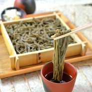 佐渡特産「ナガモ」（アカモク）を練り込んだ味も健康にも良い自家製うどんをせいろでどうぞ