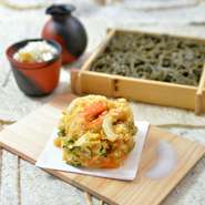 季節の具材を揚げたてのかき揚げでうどんと共にお楽しみ下さい