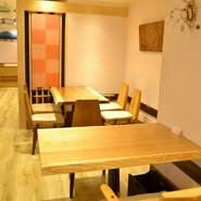 白壁に木目調の白木テーブルが配置された温もり感じる空間でお蕎麦と和食をお愉しみ下さい。