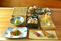 先 付　季節の前菜盛り合わせ
椀 替　白子の茶碗蒸し
造 里　産直旬鮮魚お造り二種盛り
鍋 物　合鴨蕎麦湯鍋
揚 物　海老と季節野菜の天ぷら盛合せ
食 事　せいろ蕎麦（またはかけそば）
甘 味　自家製甘味