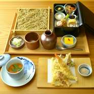 成和喜こだわり蕎麦をメインに、季節の天ぷらと時季のおすすめ料理を八寸で楽しめる御膳です。
そば/天ぷら/八寸/小鉢/甘味