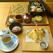 成和喜こだわりの蕎麦とご一緒に、島根産直「のどぐろ」の天ぷら盛りや時季のおすすめ料理を八寸で楽しめる御膳です。
そば/のどぐろ天ぷら/八寸/小鉢/逸品/甘味