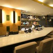 ビルの3階に店を構える【Bar Laugh】は、オーセンティックでありながらどこかアットホームな雰囲気。店長の片岡さんをはじめとしたフレンドリーなスタッフが訪れるゲストをあたたかく迎えます。