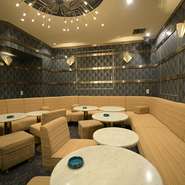 落ち着いた雰囲気の店内には、ゆっくりくつろげるソファ席も用意されています。洋酒のイメージが強いバーでありながら日本酒や焼酎のラインナップも充実。特別な日にはシャンパンでお祝いするのもオススメです。