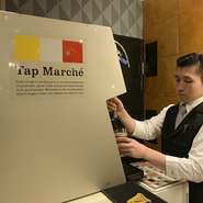 バーカウンターの一角に設置された「Tap Marche」。それぞれに個性豊かで多彩な味わいの『クラフトビール』を提供する専用サーバーです。【Bar Laugh】では常時2種類が用意されており、飲み比べも楽しめます。