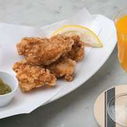 鶏モモ肉をカラリと揚げた一品は、ビールのお供にぴったりです。レモンを絞っていただくもよし、柚子胡椒を付けて味わうもよし。フライ系のメニューをいくつかオーダーし、シェアして楽しむのもオススメです。