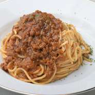 夜ご飯を食べ損ねてしまった、深夜に突然お腹が空いた…そんなゲストのニースに応える食事メニューも充実しています。人気のパスタはソースを常時3種類用意。肉たっぷりの『ボロネーズ』は食べごたえ抜群です。