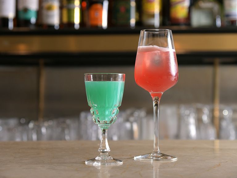 バーならではのお楽しみ。見た目も味も華やかな『カクテル』