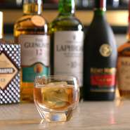 仕事帰りの一杯や接待シーンなど、ゲストのさまざまなニーズにフレキシブルに対応するこちらのお店。バラエティ豊かなドリンクに加え、フードメニューも充実しています。