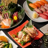 市場直送の魚料理や、仕上がりにもこだわった肉料理。人気メニューをピックアップした2時間飲み放題付きコースを用意。肉と魚それぞれメインの異なるコースに加え、肉と魚を贅沢に味わえるコースも選べます。