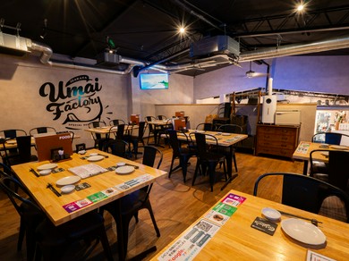 アメリカンビンテージな空間。団体にも嬉しいロフトフロアを完備