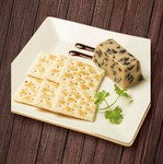 根強い人気のおつまみメニュー♪ 自家製なのでレーズン多めで作っています。クラッカーとブルーベリージャムを添えて。ウィスキーやハイボールと相性抜群です。