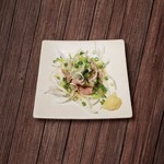 しっかり殺菌をしつつ、柔らかいまま美味しく食べられる低温調理。 清流若どりのトロトロ具合も残しつつ、コリコリと生に近い食感も♪ おろしにんにくと薩摩?油でお召し上がりください。