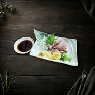 しっかり殺菌をしつつ、柔らかいまま美味しく食べられる低温調理。 清流若どりのトロトロ具合も残しつつ、コリコリと生に近い食感も♪ おろしにんにくと薩摩?油でお召し上がりください