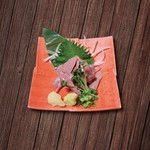 しっかり殺菌をしつつ、柔らかいまま美味しく食べられる低温調理。 清流若どりのトロトロ具合も残しつつ、コリコリと生に近い食感も♪ おろしにんにくと薩摩?油でお召し上がりください