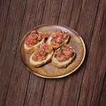 ブルスケッタはイタリア料理の前菜や軽食の一つ。トマトとニンニク、バジルにブラックペッパー♪さっぱり食べられるおつまみメニュー。爽やかな風味も良し!