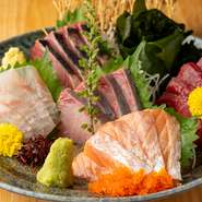 市場から直接仕入れた新鮮な旬の魚から、特にオススメのを盛り合わせに！ 料理長の実家は寿司屋を営んでおり、長年の経験と縁、仕入れ先には自信あり！看板とも言える鮮魚。 日ごとに内容は異なります。