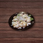 プリプリ食感のエビに特製ソースを和えて