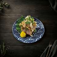 やまゆり牛をデミグラスソースで煮込みました。とろけるようなお肉とコクのあるソース。トーストにのせてお召し上がりください。