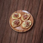 人気のガーリックトーストに贅沢に生ハムをのせてみました♪噛むほどに味わい深い、ガーリックトーストと生ハムのうまみと香りを同時にお楽しみください。冷めても美味しいおつまみにぴったりな一品です。