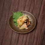 お酒好きにはたまらないおつまみ♪スタッフにもファン多し!その日のお刺身盛り合わせと同種の鮮魚を使用。ぜひ日本酒と一緒にお召し上がりください。