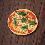 ウマイファクトリーのピザは全て生地から手作り!!自家製トマトソースにモッツァレラチーズと粉チーズをふんだんに使用。シンプルな王道ピザ。 ウマファクと言えば「ピザ」という常連さん多し♪