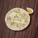 イタリア語でクワトロフォルマッジ! マスカルポーネ、パルミジャーノ・レッジャーノ、シュレッドチーズ、ゴルゴンゾーラの4種類のチーズ。お好みで蜂蜜をかけて食べてみて♪濃厚なピザがデザートのように!