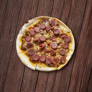 ピザ生地にミートソース、チーズ、ソーセージをたっぷりのせ焼き上げました。