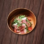 大ボリュームの当店サラダ。 たっぷり生ハムと新鮮野菜に自家製シーザードレッシングと半熟卵を混ぜてお召し上がりください♪