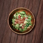 スパイシーな自家製コブドレッシングで味付けされたミート、そしてアボカド、トマト、ブロッコリー、レタス、粉チーズ!