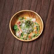 和風ドレッシングに酢味噌を加えた「お刺身サラダ」と言っても過言じゃない逸品。その日、その日のお刺身と同じ鮮魚を新鮮野菜と一緒に食べられる!!