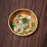 和風ドレッシングに酢味噌を加えた「お刺身サラダ」と言っても過言じゃない逸品。その日、その日のお刺身と同じ鮮魚を新鮮野菜と一緒に食べられる!!