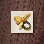 手が汚れるのは気にしない!ワイルドにかぶりつこう。餃子のジューシーさと手羽の旨味を同時に味わって!!