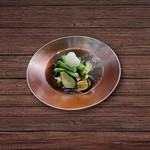 茄子とししとうを素揚げ、温かい天ぷらだしが滲みたヘルシーな一品。大根おろしでさっぱりと