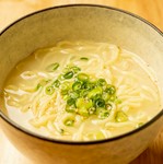 清流若鳥のガラをグツグツと長時間炊いた濃縮白湯スープ。好評につきラーメンとしても提供開始♪〆にも好評です。