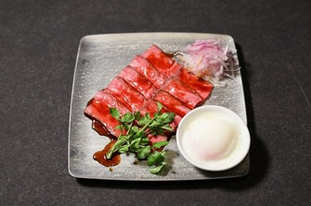 見た目も食感も魅力的『やまゆり牛のローストビーフ』