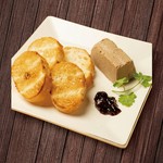 たっぷり玉ねぎを炒め、鶏レバーペーストに!臭みもなく癖になる味わい♪バケットにつけてお召し上がりください。ブルーベリージャムでの味変も良し!