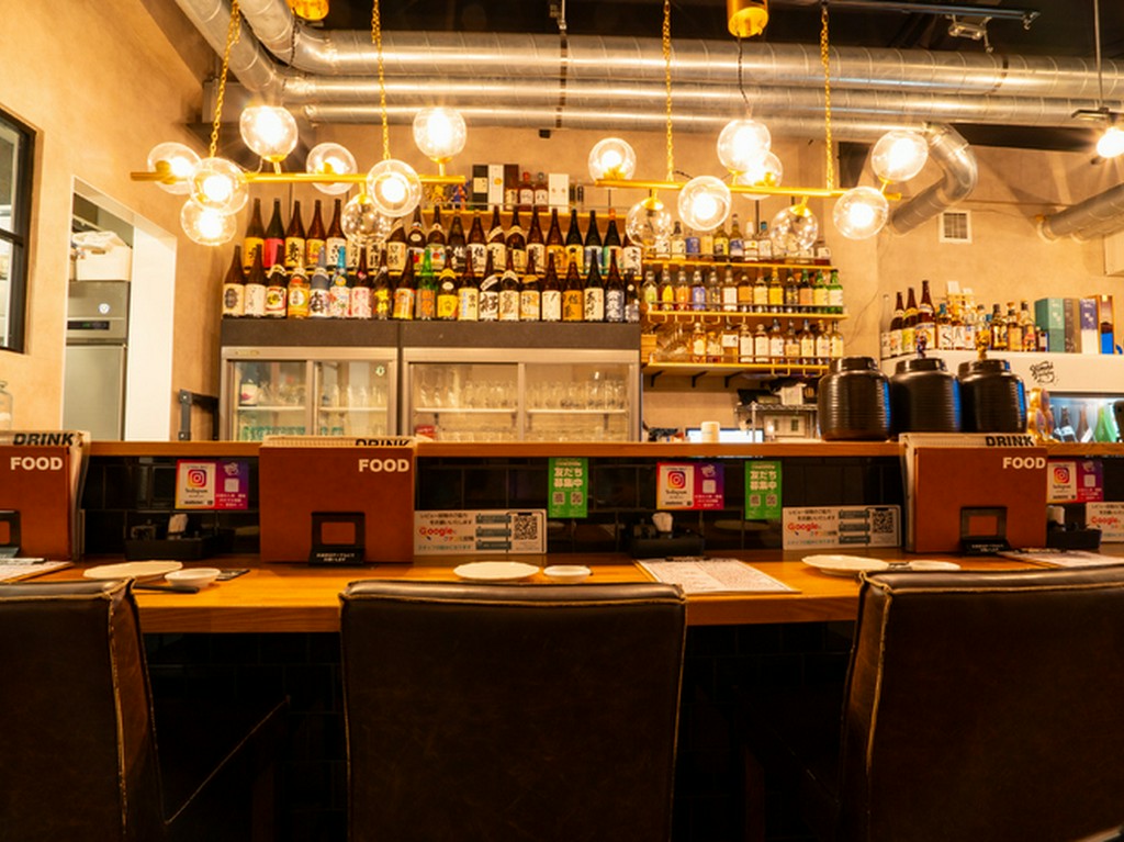 人気のカウンター席では、ハーフサイズメニューも注文可能