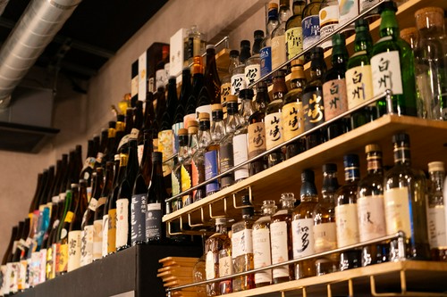 焼酎やウィスキーも圧巻の品揃え!!