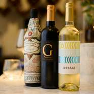 季節の鮨懐石にきれいに寄り添うワインを、ヨーロッパで20年以上腕をふるったシェフが厳選。赤はフランス・ボルドー、白はイタリア・ピエモンテが中心となり、銘柄入れ替わりで旬食材に合う味わいを届けています。