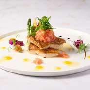 〈サラダ・スープ・パン付き〉
シェフがこだわって選んだお魚に適した調理法で提供する、オリジナリティー溢れるランチメニュー。
素材が生かされた繊細な味わいでおいしさ広がる至福のひと時を。