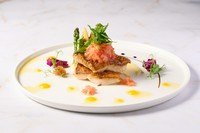 〈サラダ・スープ・パン付き〉
シェフがこだわって選んだお魚に適した調理法で提供する、オリジナリティー溢れるランチメニュー。
素材が生かされた繊細な味わいでおいしさ広がる至福のひと時を。