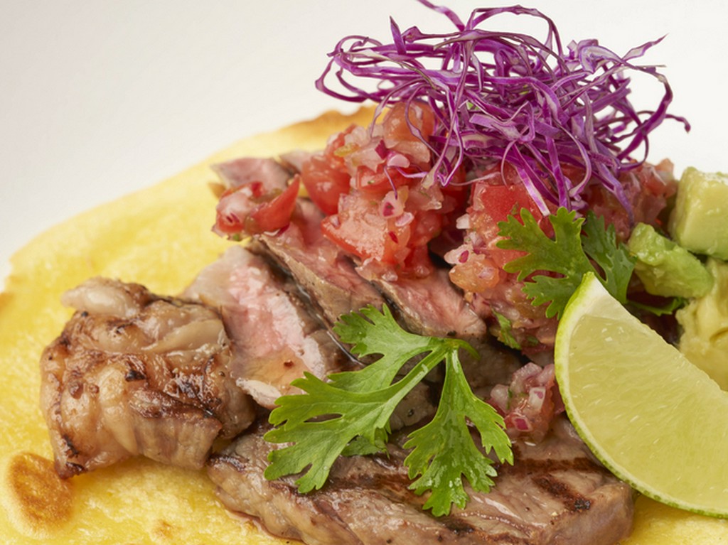 グリルしたUSビーフの凝縮された肉汁をお楽しみ頂けます。サルサソースは爽やかな辛さが後を引く美味しさ。