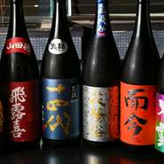 北千住駅西口から徒歩5分の場所に店を構える【呑酒場 ウル虎】の自慢は、豊富な種類の日本酒と手頃な価格。季節酒から限定酒まで、幅広く取り揃えており、常時50種類以上の日本酒が楽しめます。