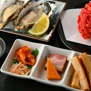 豊富なラインナップの日本酒に合う肴が、多数用意されています。産地直送の新鮮な生牡蠣、熱海で有名なハイパー干物など日本酒がすすむこと間違いありません。料理人の目利きで選ばれた新鮮食材に舌鼓。