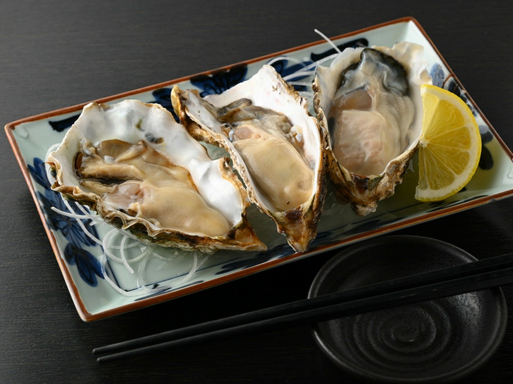 夏はミルキーで濃厚、冬はミネラルたっぷりの牡蠣を生で味わう『生牡蠣（1個）』