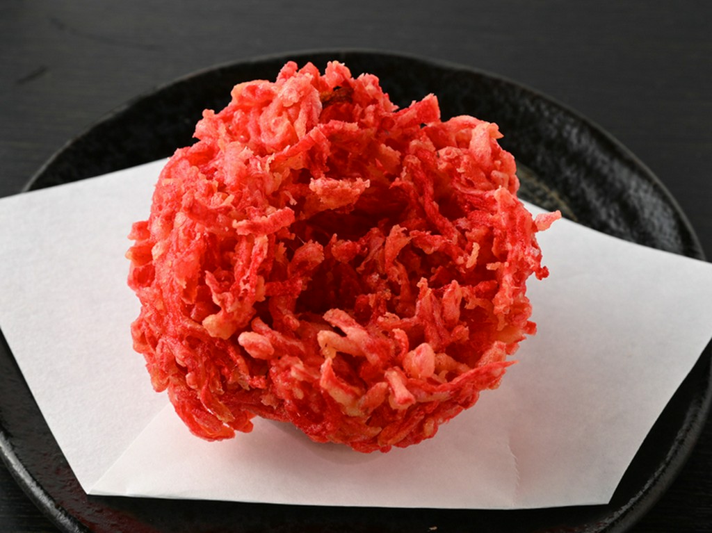 人気の名物料理。ゲンコツ並みの大きさで、見た目も味もインパクト大『紅しょうが天』