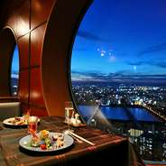 贅を尽くした本格中華の数々を、星空を間近に感じながら絶景の夜景と共にお楽しみください。高級感を与えるモダンな丸窓からは、北大阪の街、北摂の山々、伊丹空港を発着する飛行機もご覧いただけます。