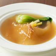 「ヨシキリザメ」や食感が楽しめる「アオザメ」、希少性の高い「モウカザメ」の3種を主に使用し、大きさ・食感・香りなどを確かめた高品質なフカヒレだけを仕入れています。